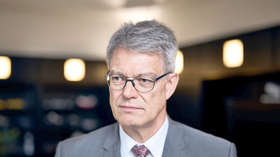„Der beste Hitzeschutz ist, technisch auf dem neuesten Stand zu sein“: Bundesverkehrsminister Patrick Schnieder. Foto: Michael Ukas