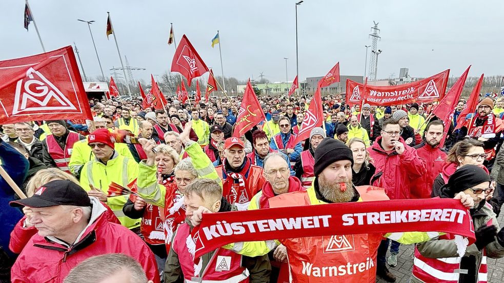 Vor knapp zwei Jahren sah es schon einmal schlecht für VW Emden aus. Tausende protestierten. Jetzt sind wieder Aktionen geplant. Archivfoto: Klaus Ortgies