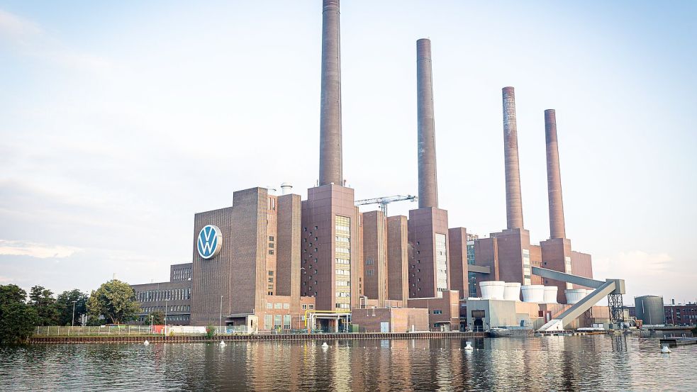 Bei VW in Wolfsburg wird über neue Sparpläne gestritten. (Archivbild) Foto: Moritz Frankenberg