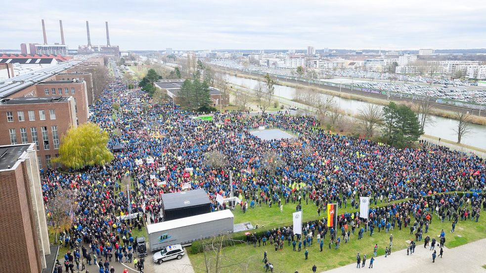 Kundgebung beim Warnstreik 2024: Am selben Ort will die IG Metall nun gegen die neuen Sparpläne demonstrieren - zunächst aber mit deutlich weniger Teilnehmern. (Archivbild) Foto: Julian Stratenschulte