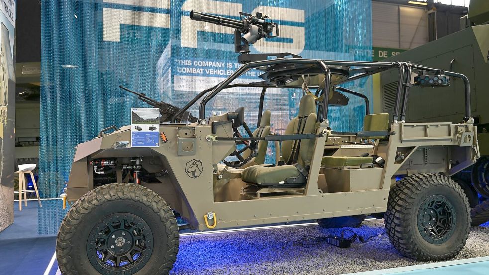 FFG-Messestand bei der Waffenmesse Eurosatory im Juni, hier ist ein Militärjeep zu sehen. Foto: Wolf von Dewitz/dpa
