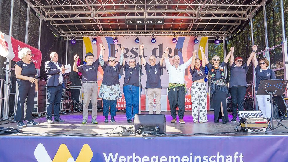 Das gesamte Team des Arbeitskreises für interkulturelle Verständigung freut sich auf das kommende Fest: (von links) Katharina Birch (Arbeitskreis), Claus-Peter Horst (Bürgermeister), Jörg Kenter (Ehrenamtlicher Helfer), Tomke Hamer und Heike Leimke (Stadt Leer), Gerd Bohlen (Ehrenamtlicher Helfer), Serhat Özdemir (Haus der Kulturen), Juliane Blech (VHS Leer), Anna Kuhn (Landkreis), Jasmina Ammermann (Ehrenamtliche Helferin) und Irina Buxbaum (Caritas Leer). Foto: VHS Leer