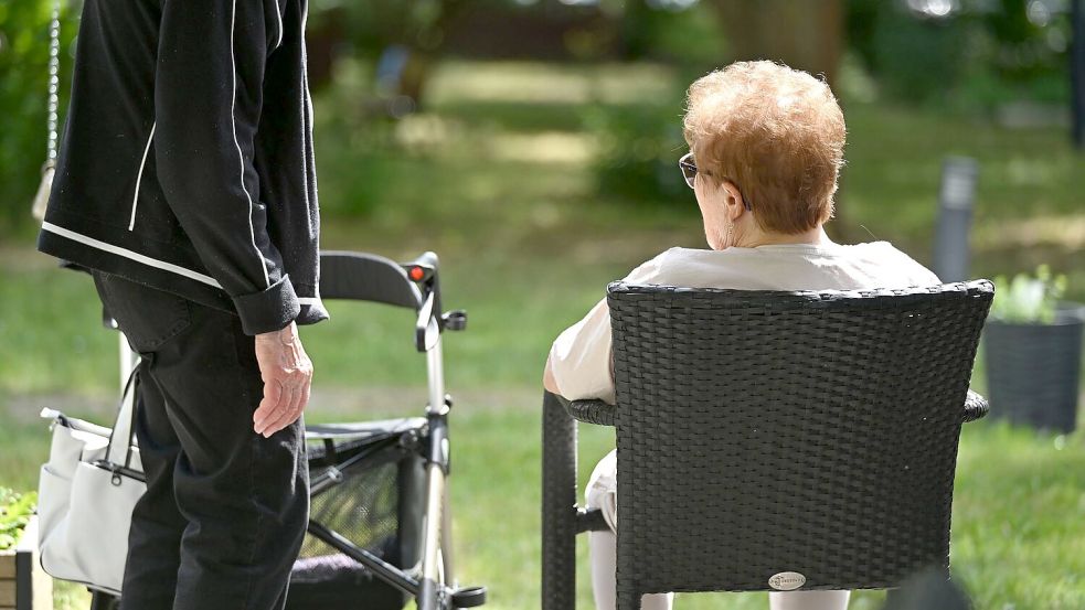 Hohe Temperaturen können gerade für ältere und pflegebedürftige Menschen schnell lebensgefährlich werden. Foto: Elisa Schu