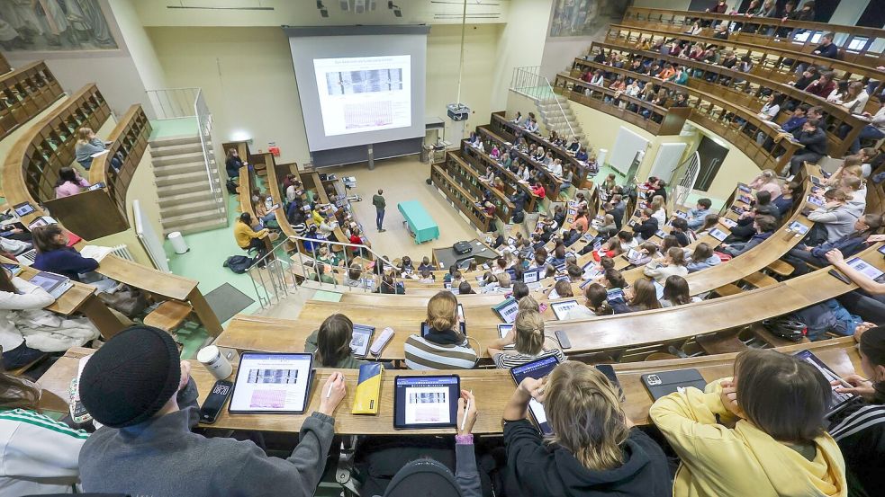 Studierende, die nicht mehr bei den Eltern wohnen und Bafög bekommen, müssen auf eine Erhöhung ein halbes Jahr länger warten. (Symbolbild) Foto: Jan Woitas