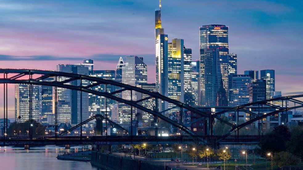 Banken-Skyline in Frankfurt: Die Finanzbranche dringt auf weniger Vorschriften. (Symbolbild) Foto: Boris Roessler