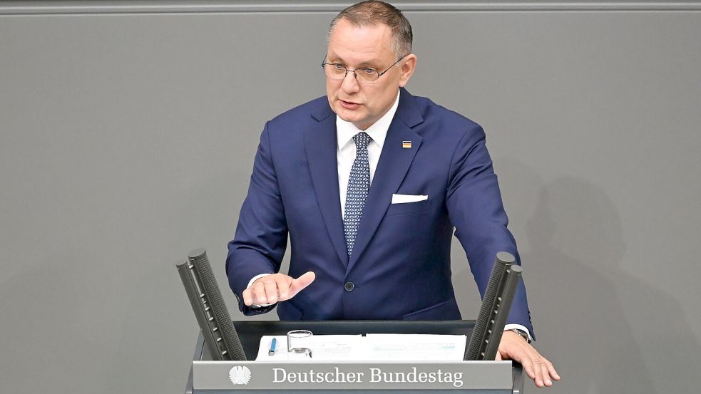 AfD-Chef Chrupalla kritisiert die Reformen und die Rüstungspolitik. Foto: Elisa Schu