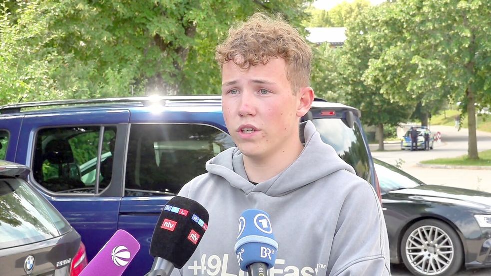 Schüler Levi Lachmann berichtete, wie Mitschüler den beiden verletzten Mädchen halfen. Foto: Jason Tschepljakow/dpa
