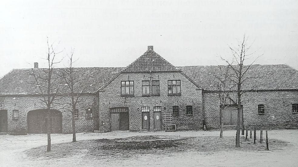 Das erste Wirtschaftsgebäude 1923 in Kartzfehn. Foto: Sammlung Pille