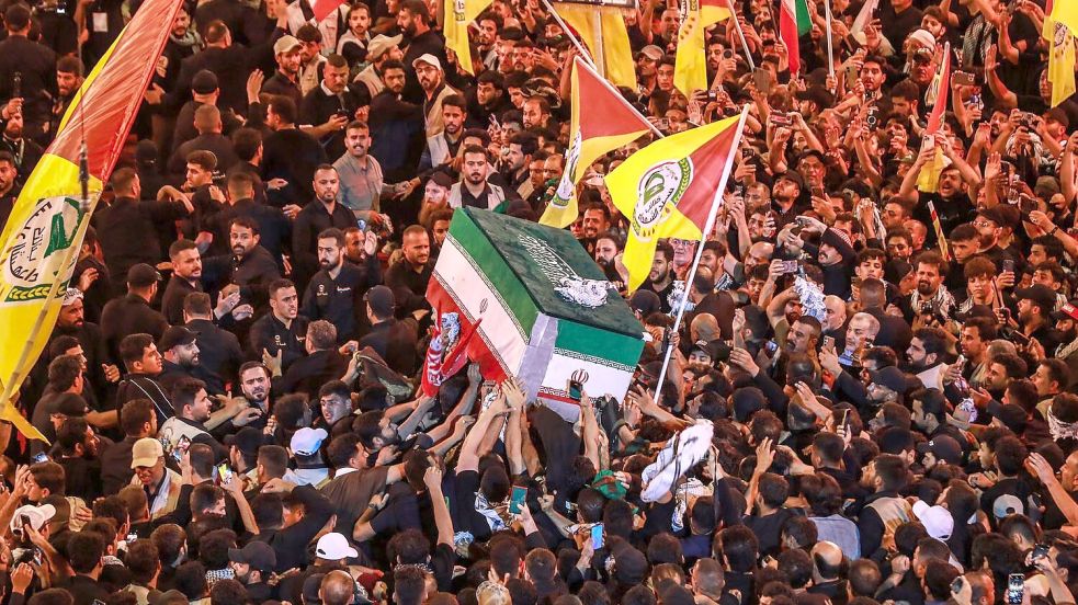 Mehr als vier Monate nach seiner Tötung ist Irans früherer oberster Führer Ajatollah Ali Chamenei beerdigt worden. Foto: Ameer Al-Mohammedawi/dpa