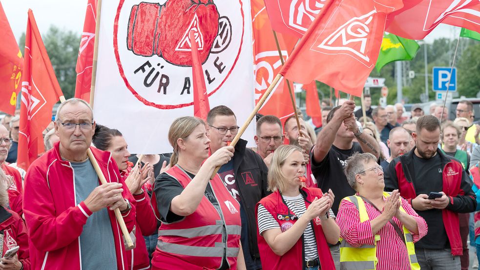 Solidarität mit allen deutschen Standorten: Etwa 1.500 Beschäftigte von VW Emden protestierten am Donnerstag vor den Werkstoren. Fotos: Klaus Ortgies
