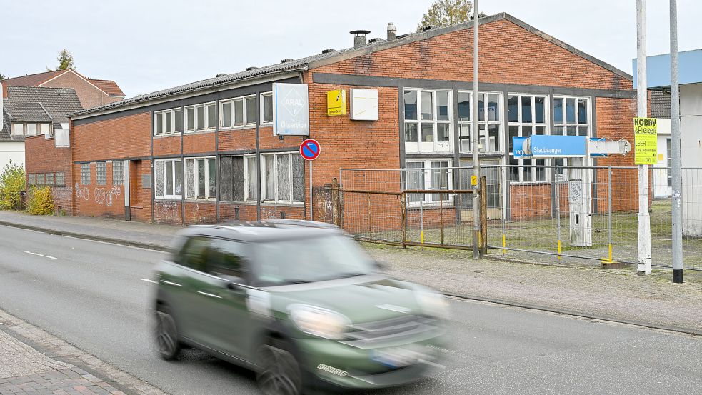 Die Flächen an der Heisfelder Straße liegen seit Jahren brach. Das Grundstück der ehemaligen Synagoge befand sich ungefähr dort, wo jetzt die leerstehende Werkstatthalle ist. Foto: Klaus Ortgies/Archiv