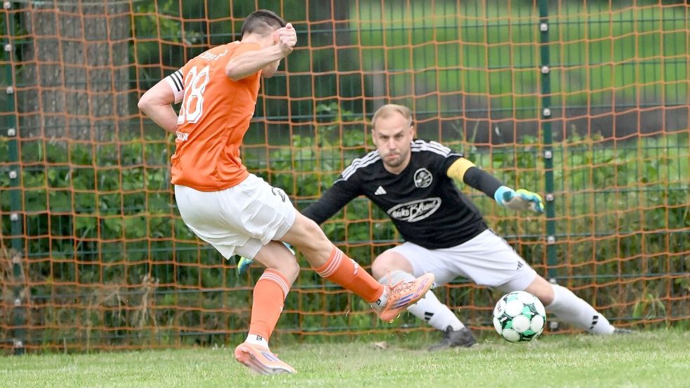 Bereits nach zwei Spielminuten und später im Elfmeterschießen standen sich Struddens René Breu (rechts) und Leerhafes Pascal Menken (links) im Elfmeter-Duell gegenüber. Foto: Jens Doden, Blomberg