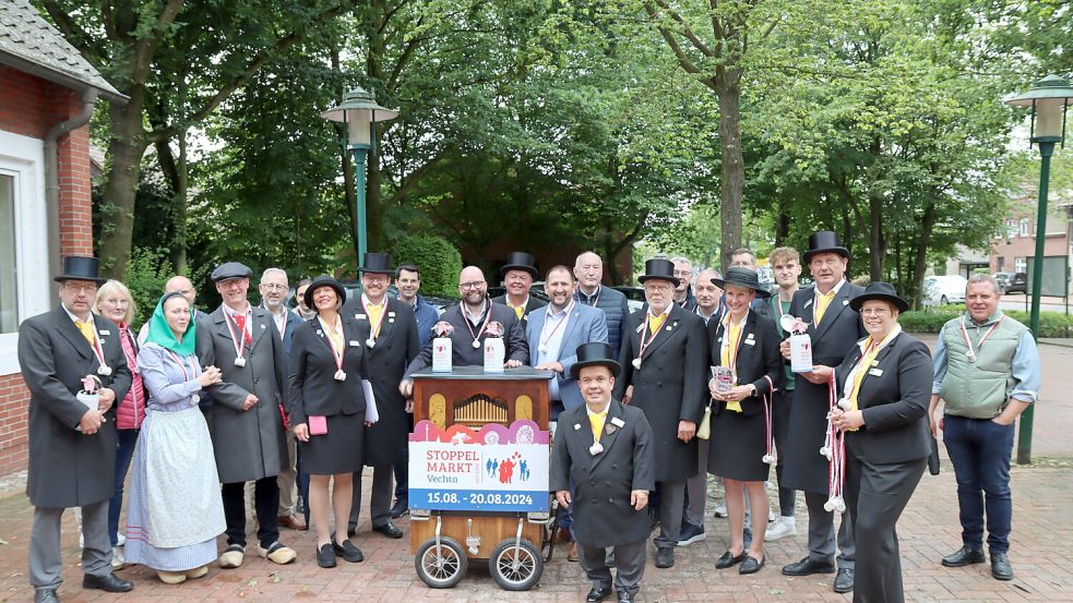 Landrat Johann Wimberg (an der Orgel) empfing die Stoppelmarktkommission zusammen mit Bürgermeister Heiner Kreßmann in Essen (Oldenburg). Foto: Blümel/Landkreis Cloppenburg