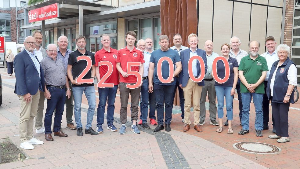 Zahlreiche Vereinsvertreter aus dem Bereich der LzO Friesoythe – von Thüle bis Barßel – freuten sich über die Förderzusagen der LzO-Stiftung Cloppenburg. Foto: Hans Passmann