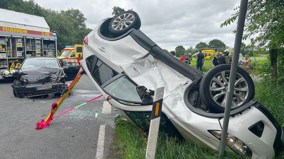 Der Mazda blieb auf dem Dach liegen. Ersthelfer halfen den Verletzten aus dem Wagen. Foto: Feuerwehr Wittmund