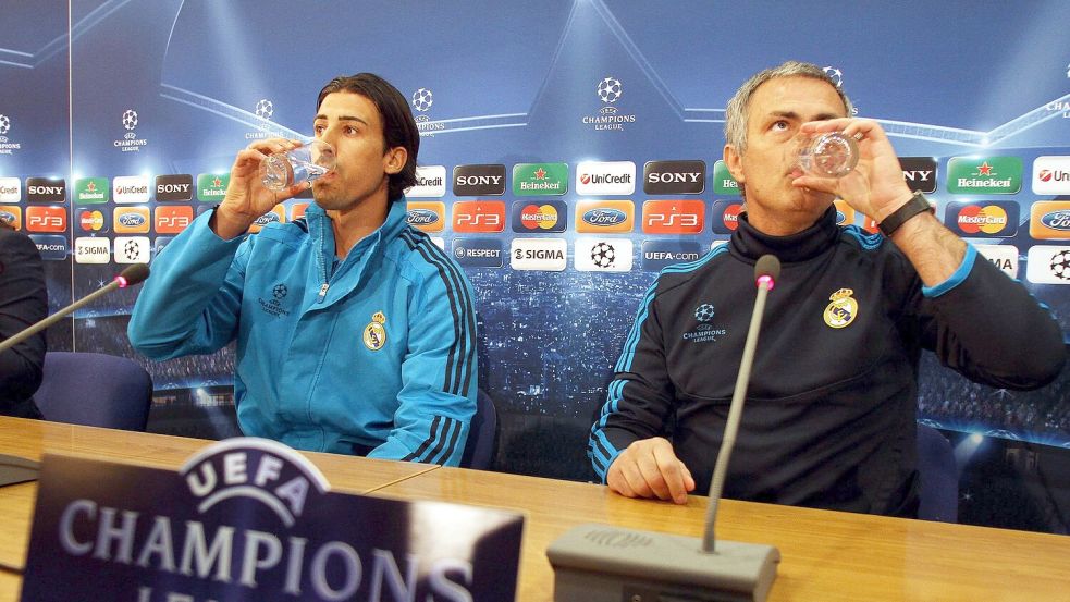 Nach fast eineinhalb Jahrzehnten wieder bei Real vereint: Sami Khedira (links) und Coach José Mourinho. (Archivbild) Foto: Katia Christodoulou