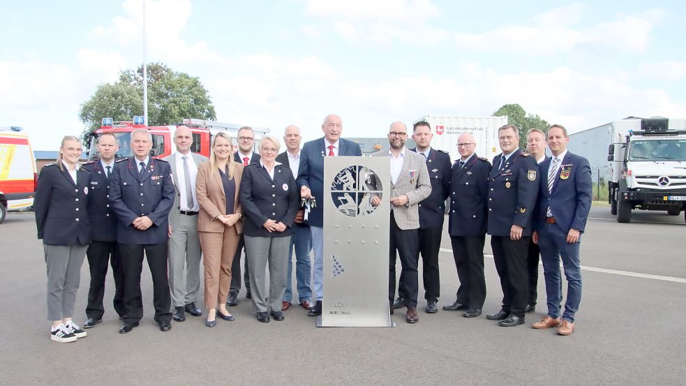 Symbolische Schlüsselübergabe: Landrat Johann Wimberg übergibt die neuen Fahrzeuge an Kreisbrandmeister Arno Rauer, DRK-Kreisvorsitzenden Bernhard Möller und DLRG-Ortsgruppen-Vorsitzenden Frederik Fangmann. Foto: Frank Beumker/Landkreis Cloppenburg