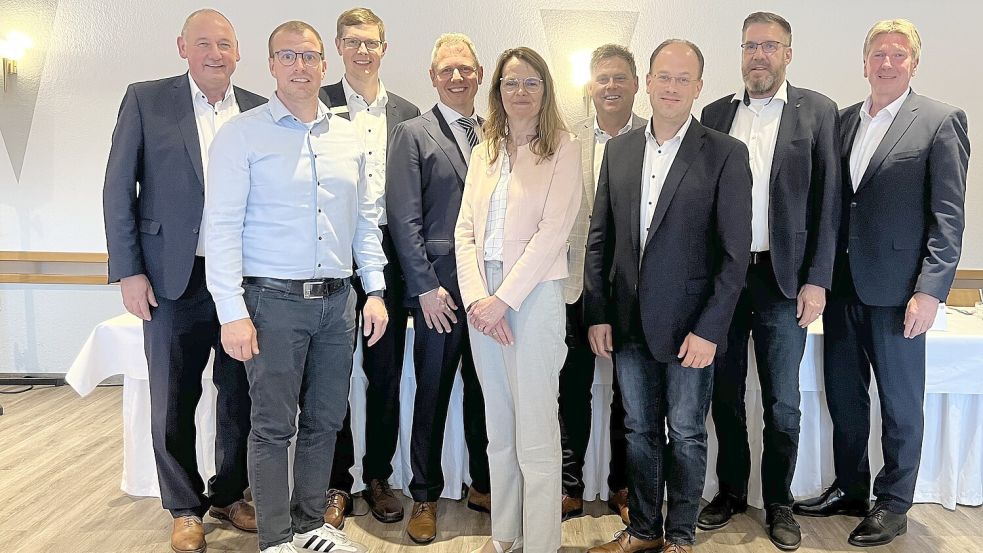Vorstand und Aufsichtsrat der Raiffeisenbank eG Scharrel (von links): Markus Lamping (Vorstand), Dietmar Lührs (neu im Aufsichtsrat), Rainer Bohlen (Genossenschaftsverband), Carsten Steenken (Aufsichtsratsvorsitzender), Ingrid Waten, Torben Haak, Bernd Schrand, Hartmut Hanekamp (Aufsichtsrat) und Guido Reiners (Vorstand). Foto: Raiffeisenbank eG. Scharrel