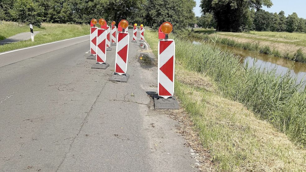 Mit Baken abgesichert: Auf dem beschädigten Abschnitt der L 30 gilt seit Ende 2025 Tempo 50 – die Sanierung ist nun für September 2026 angekündigt. Foto: Horst Kruse