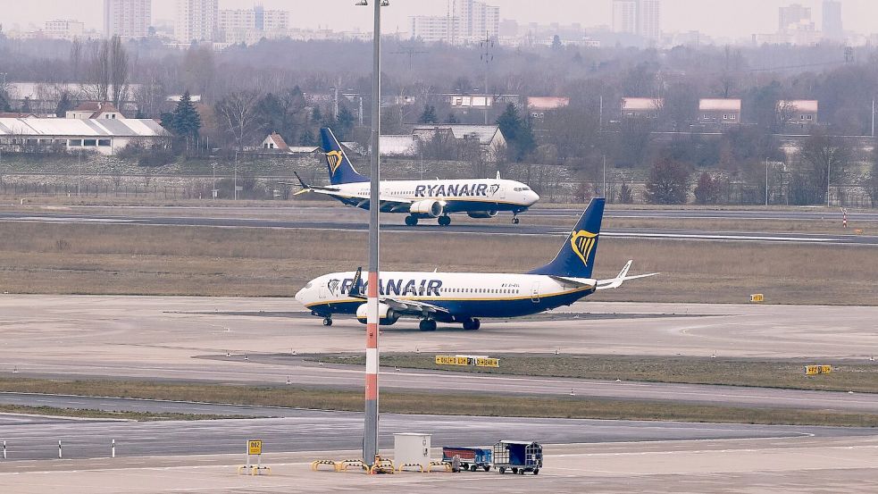Bei einem Ryanair-Flug brach unterwegs eine Scheibe, Passagieren zufolge geriet ein Passagier in Not. (Symbolbild) Foto: Jörg Carstensen