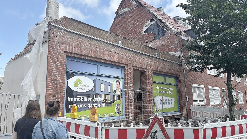 Noch ein prüfender Blick zum provisorisch abgedichteten Zimmer der kleinen Schwester: Ulrike Grensemann und Tomke Erdmann vor dem Haus in der Brückstraße. Fotos: Stephanie Schuurman