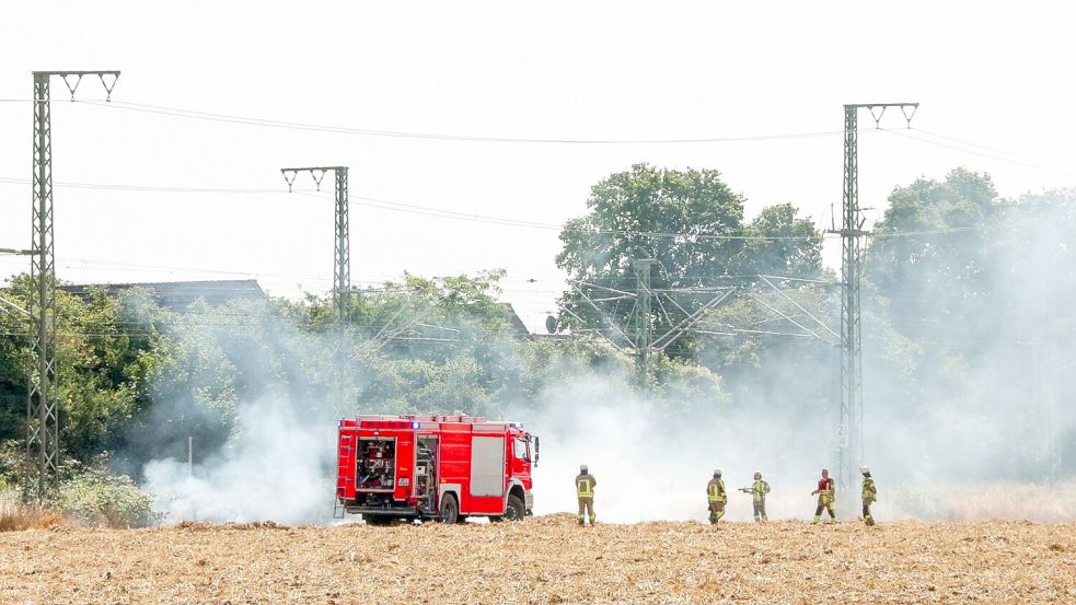 An der wichtigen Bahnstrecke zwischen Köln und Düsseldorf kam es zu einem Böschungsbrand. Foto: Patrick Schüller