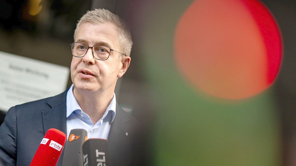 Berlins Finanzsenator Stefan Evers soll neue Aufgaben übernehmen. (Archivbild) Foto: Fabian Sommer/dpa