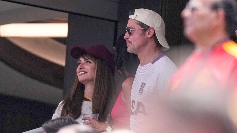 Zwei der zahlreichen Promis im Stadion: Penelope Cruz und Brad Pitt. Foto: Mark J. Terrill