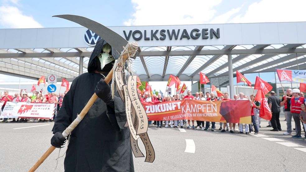 Was bringt die Zukunft für den VW-Konzern? Autoexperte Dudenhöffer hält einen Aufschwung für möglich. Foto: Jan Woitas/dpa