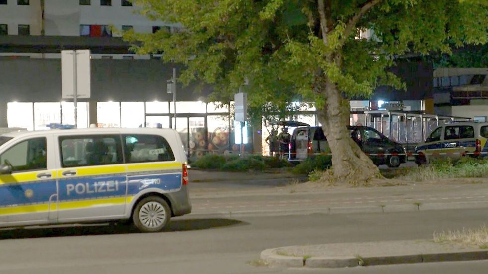 In einem Berliner Supermarkt läuft eine Geiselnahme. Foto: Marco Porzig/dpa