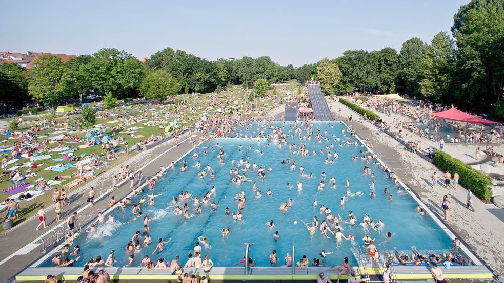 Im Freibad kann es bei Hitze schon mal voll werden. (Archivbild) Foto: Daniel Karmann/dpa