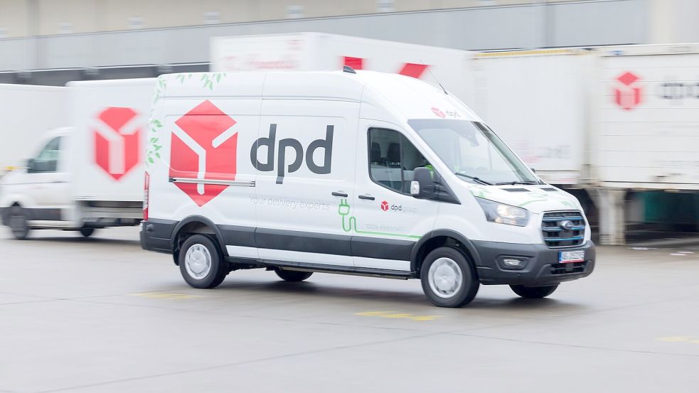 Nicht nur die gelb-roten DHL-Transporter sind omnipräsent in Deutschlands Städten, sondern auch die weiß-roten Transporter vom Wettbewerber DPD. (Archivbild) Foto: Rolf Vennenbernd