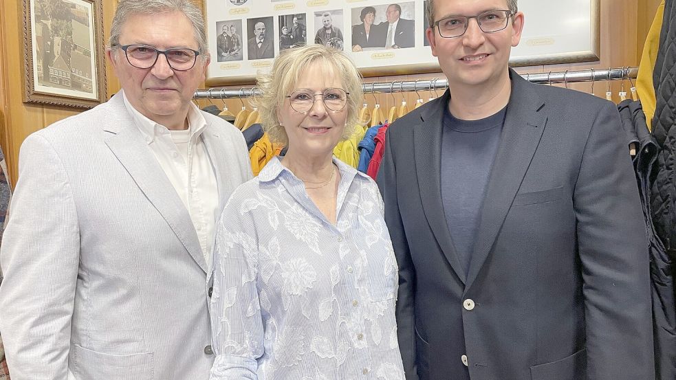 Andreas Wolter (rechts) führt seit dem 1. Januar 2026 das Familienunternehmen in der neunten Generation. Vater Hermann Krafft Wolter (links) und dessen Frau Kirsten haben das Traditionsgeschäft seit 1991 geführt und unterstützen ihn in der Übergangsphase. Foto: Gernot Kühl