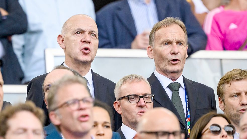 Bernd Neuendorf (l) und Hans-Joachim Watzke sind mit einem klaren Auftrag in New York. (Archivbild) Foto: Tom Weller