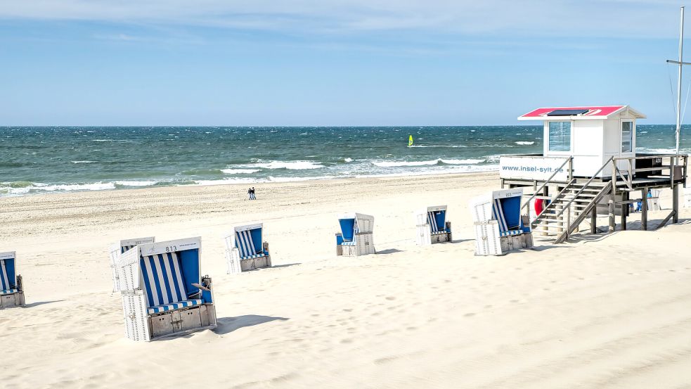 Sehnsuchtsort für Urlauber: Der Strand von Westerland auf Sylt mit seinen Strandkörben. Foto: IMAGO/Ingo Kutsche