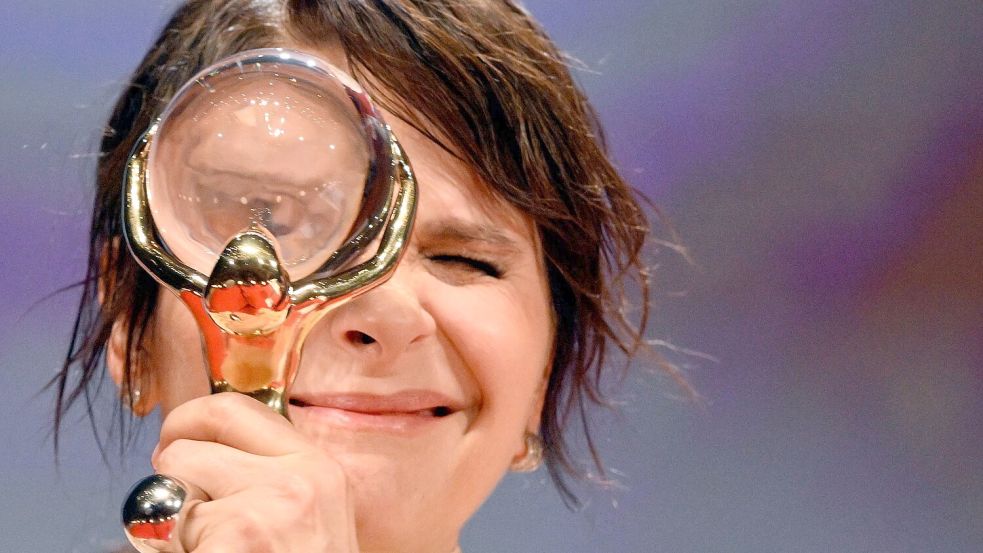 Die französische Schauspielerin Juliette Binoche erhielt einen Kristallglobus für ihr Lebenswerk. Foto: ·ulová Kateøina/CTK/dpa