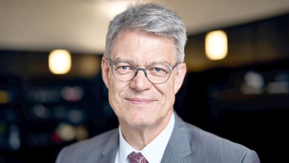 Für Minister Schnieder hängt mehr Pünktlichkeit nicht nur an Investitionen. (Archivbild) Foto: Michael Ukas