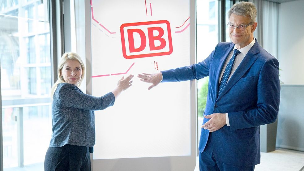 Verkehrsminister Patrick Schnieder und Bahn-Chefin Evelyn Palla während einer Pressekonferenz in Berlin. Foto: Bernd von Jutrczenka