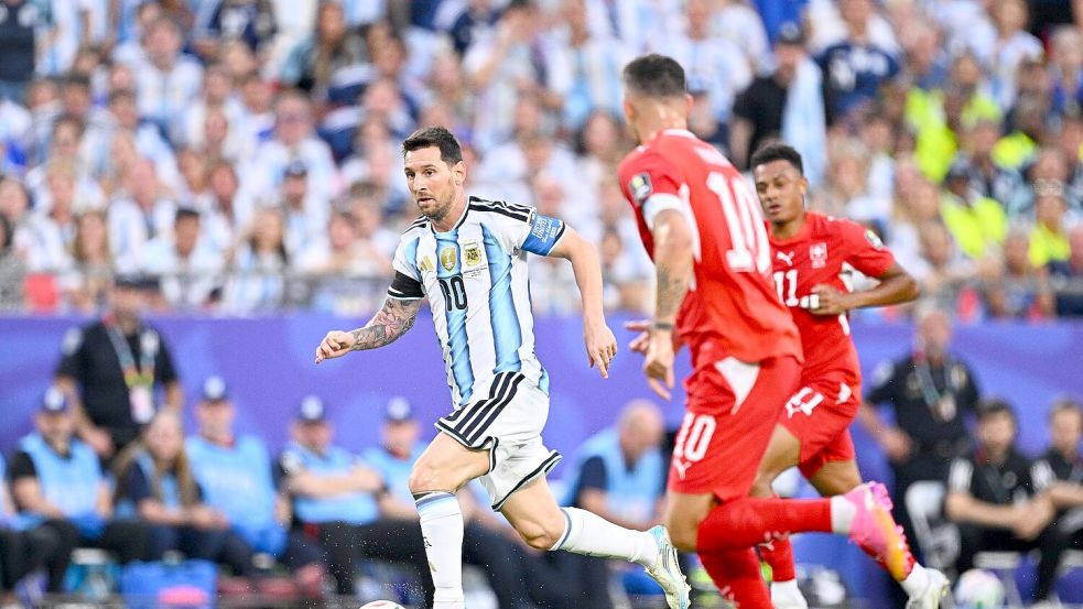 Lionel Messi (l.) und seine Argentinier stehen im Halbfinale. Foto: Tom Weller/dpa
