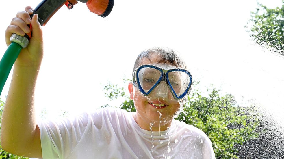 Deutschlands Wasserversorger haben gefragt, wie die Deutschen bei Hitze mit Wasser umgehen. Was von dem Ergebnis zu halten ist. Foto: imago images/Petra Schneider
