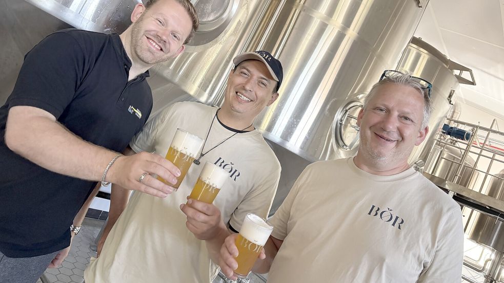 Prost, die Herren: Julian Clasen (von links), Paolo Richter und Thorben Mangold gönnen sich ein Bör – natürlich nur fürs Pressefoto. Foto: Florian Ferber