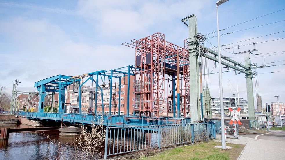 Die eingleisige Klappbrücke ist für den Güterverkehr im Seehafen von Emden und für den Tourismus in Ostfriesland von zentraler Bedeutung. Foto: Hauke-Christian Dittrich/DPA