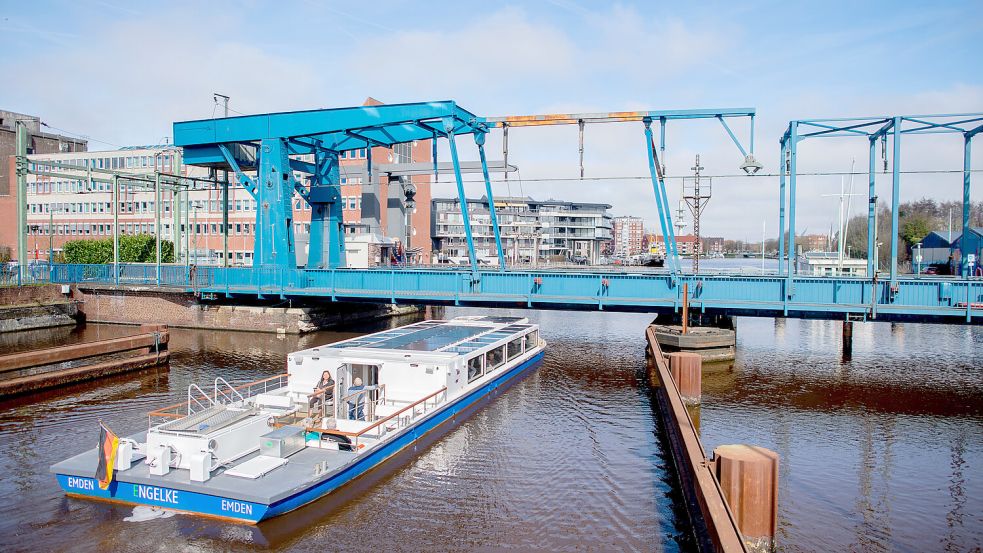Ein Schiff passiert die historische Eisenbahnklappbrücke im Hafen der Stadt Emden. Foto: Hauke-Christian Dittrich/DPA