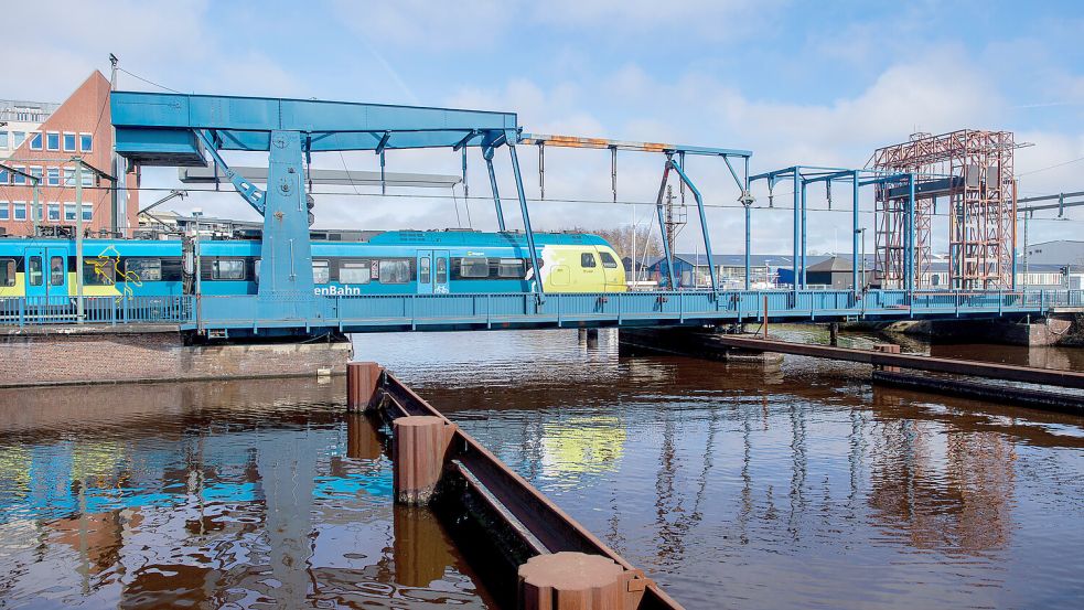 Die Sperrung der historischen Brücke hat Auswirkungen auf den Bahnverkehr – und das gerade in der Ferienzeit. Foto: Hauke-Christian Dittrich/DPA