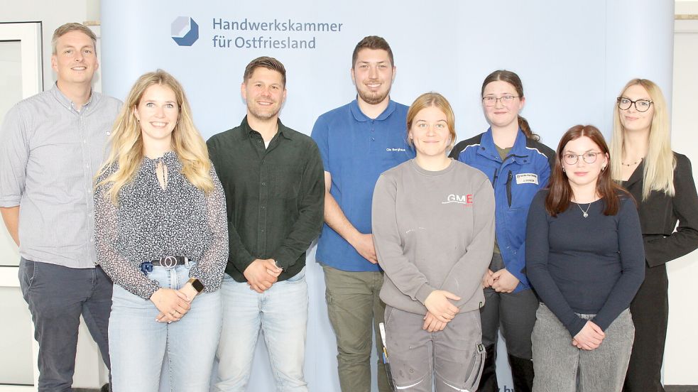 Ausbildungsberater Jörg Harms (von links), Sachbearbeiterin Tomke Meier und Fachkräfteberater Andreas Rügner begrüßten die Ausbildungsbotschafter für das Handwerk: Ole Berghaus, Maya Janßen, Jasmin Bohlen, Neele Homann und Rica-Alin Bohlen. Es fehlen Lars Jakobs, Heye Schmid und Cedric Stiegler. Foto: HWK / J. Stöppel