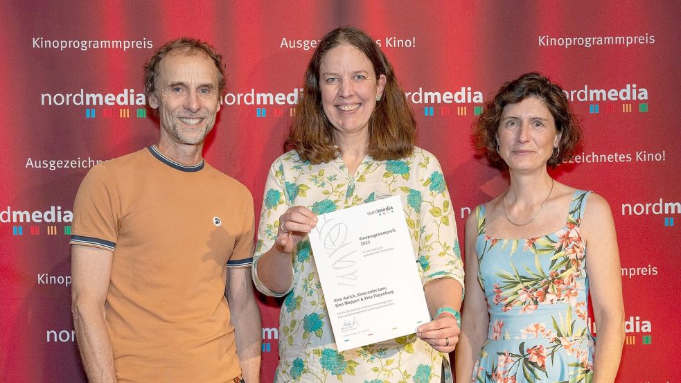 Jan Georg Schütte, Astrid Muckli (Mitte) und Meike Görz bei der Preisverleihung. Foto: Andreas Schütte