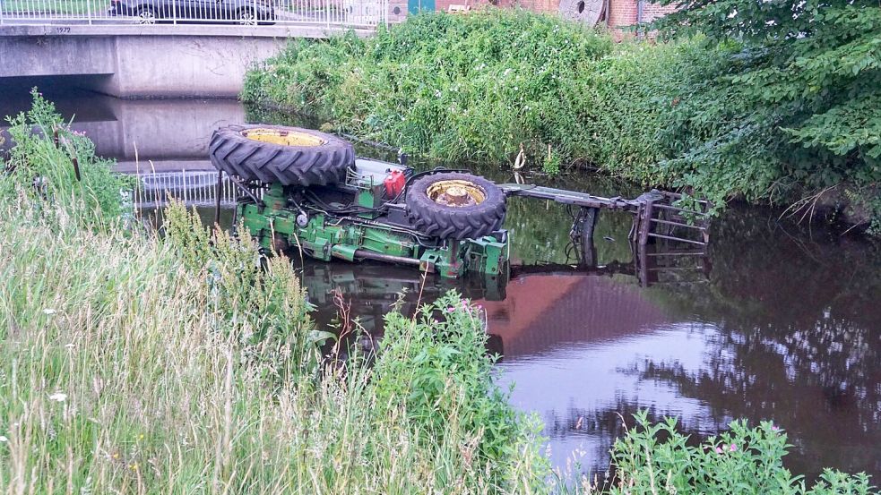 •Der Traktor war in Spetzerfehn in den Kanal geraten. Foto: Malte Wiese/Feuerwehr Großefehn