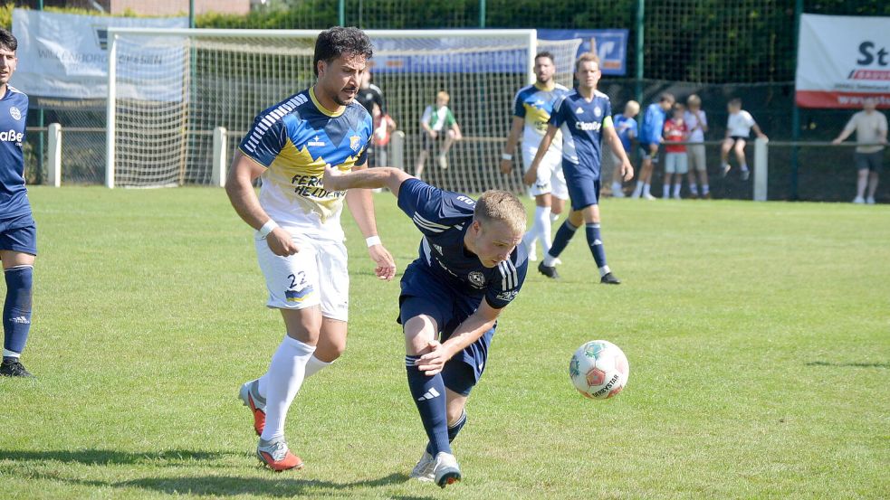 In einer umkämpften Partie behielt SuS Steenfelde gegen den klassenhöheren Gegner aus Ramsloh überraschend mit 2:0 die Oberhand. Hani Hassan (links) traf zur Führung. Fotos: Holger Weers