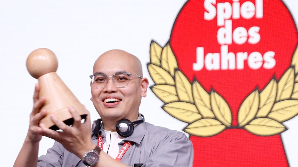 Die begehrte Auszeichnung „Spiel des Jahres“ geht 2026 an den indonesischen Spiele-Entwickler Martin Ang. Foto: Carsten Koall/dpa