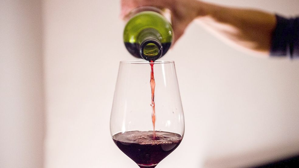 Rotwein aus deutscher Produktion ist weniger gefragt als Weißer. (Symbolbild) Foto: Finn Winkler/dpa